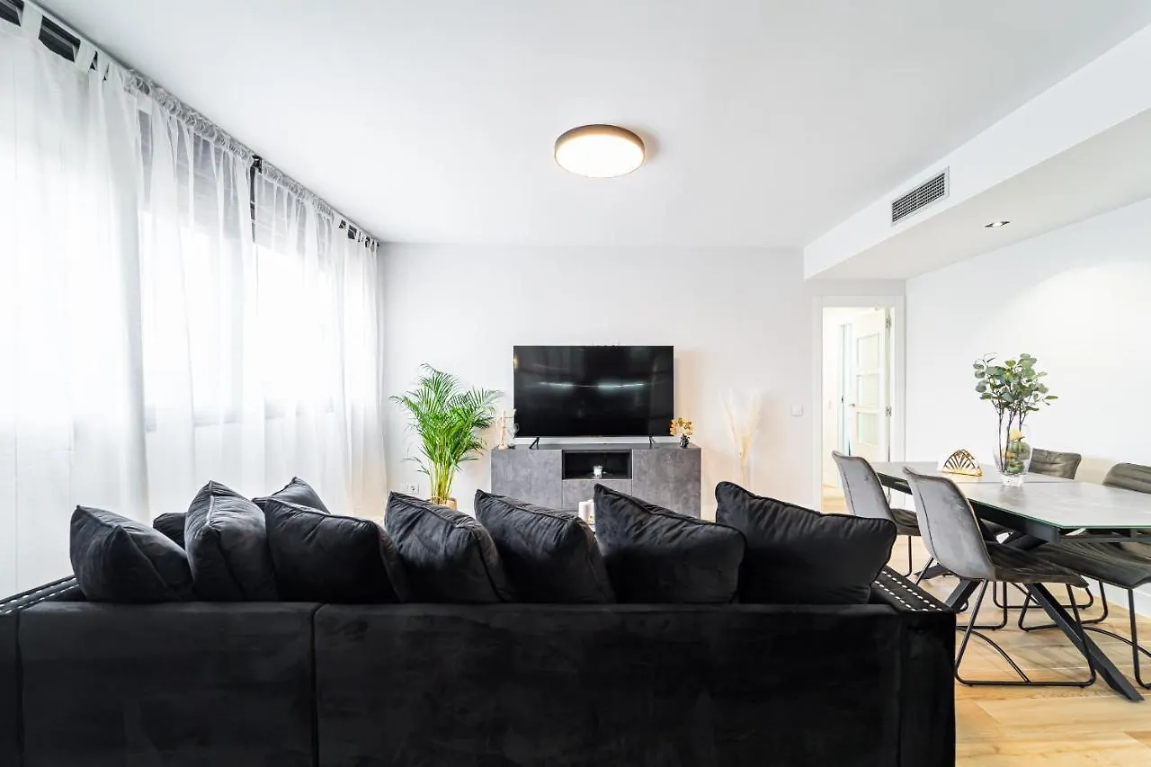 Edsam Black&Grey Madrid Apartment
