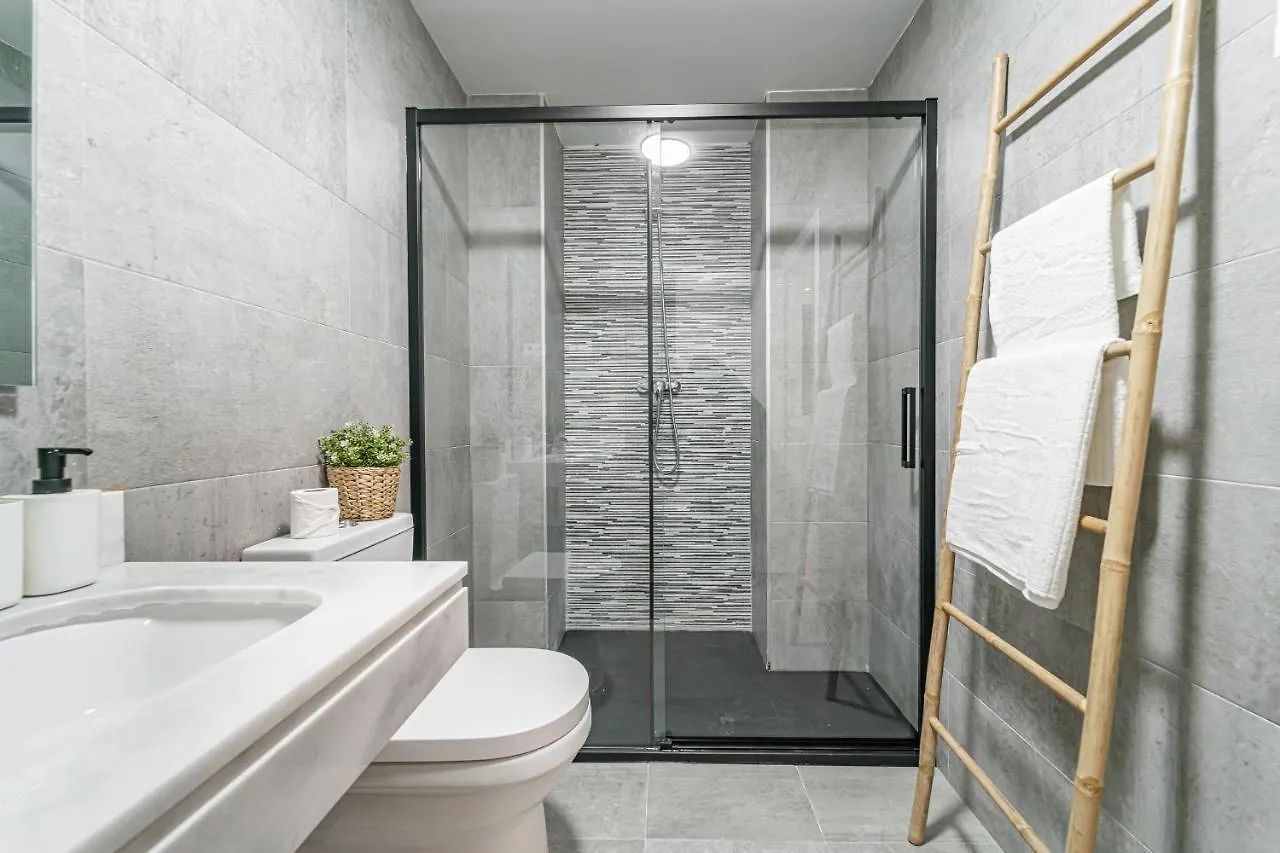 Edsam Black&Grey Madrid Apartment